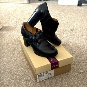 Clarks women’s Ciera Tide Black Leather platform pump. Size 8 lightly used